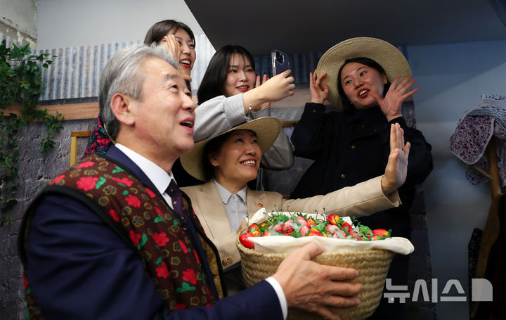 [서울=뉴시스] 김혜진 기자 =  송미령 농림수산식품부 장관, 강호동 농협중앙회장이 25일 오후 서울 성동구 힙촌일기 안테나숍에서 열린 개장 행사에서 대학생 서포터즈와 기념 사진을 촬영하고 있다. 2024.10.25. jini@newsis.com