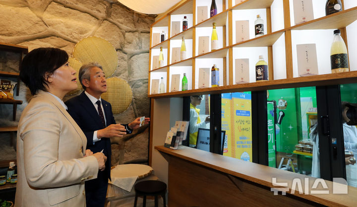 [서울=뉴시스] 김혜진 기자 =  송미령(왼쪽) 농림수산식품부 장관, 강호동 농협중앙회장이 25일 오후 서울 성동구 힙촌일기 안테나숍에서 열린 개장 행사에서 안테나숍을 둘러보고 있다. 2024.10.25. jini@newsis.com