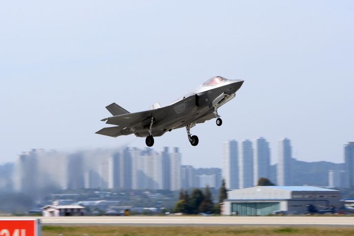 [서울=뉴시스] 공군은 25일 2024 호국훈련 일환으로 적 대규모 공중항체 침투대응 합동종합훈련을 실시했다. 사진은 제17전투비행단에서 이륙하고 있는 F-35A 전투기의 모습. (사진=공군 제공) 2024.10.25. photo@newsis.com *재판매 및 DB 금지