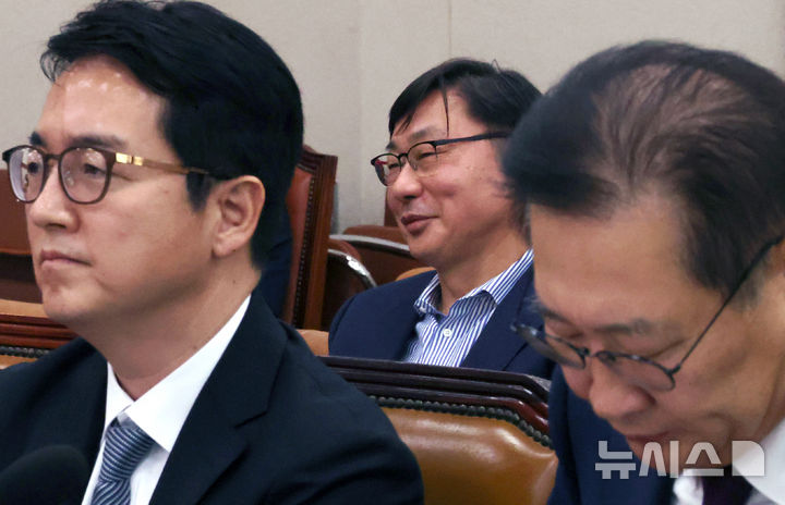 [서울=뉴시스] 조성우 기자 = 이화영(가운데) 전 경기도 평화부지사가 지난해 10월25일 오후 서울 여의도 국회에서 열린 법제사법위원회의 법무부, 법제처, 감사원, 고위공직자범죄수사처(공수처), 헌법재판소, 대법원, 대검찰청에 대한 종합감사에서 잠시 미소짓고 있다. 왼쪽부터 심우정 검찰총장, 이 전 부지사, 박성재 법무부 장관. 2024.10.25. xconfind@newsis.com