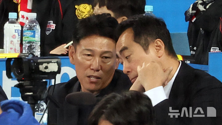 [대구=뉴시스] 김금보 기자 = 지난해 10월25일 대구 수성구 대구삼성라이온즈파크에서 열린 2024 KBO 포스트시즌 한국시리즈 3차전 KIA 타이거즈와 삼성 라이온즈의 경기를 찾은 이바타 히로카즈 일본 야구대표팀 감독이 경기 시작을 기다리고 있다. 2024.10.25. kgb@newsis.com