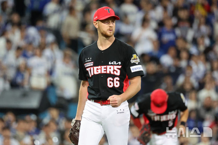 [대구=뉴시스] 이무열 기자 = 25일 대구 수성구 대구삼성라이온즈파크에서 열린 2024 KBO 포스트시즌 한국시리즈 3차전 KIA 타이거즈와 삼성 라이온즈의 경기, 2회말 1사 주자 1루 상황에서 KIA 선발투수 라우어가 삼성 박병호를 병살로 처리하며 환호하고 있다. 2024.10.25. lmy@newsis.com