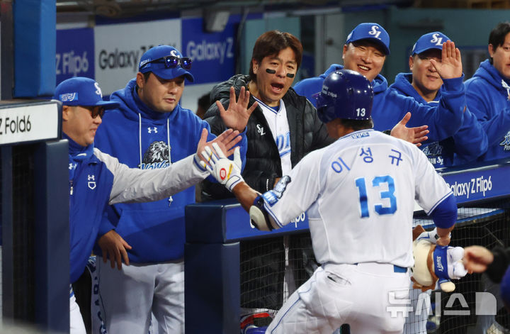 [대구=뉴시스] 전신 기자 = 25일 대구 수성구 대구삼성라이온즈파크에서 열린 2024 KBO 포스트시즌 한국시리즈 3차전 KIA 타이거즈와 삼성 라이온즈의 경기에서 3회말 1사 삼성 이성규가 솔로 홈런을 친 뒤 박진만 감독과 하이파이브를 하고 있다. 2024.10.25. photo1006@newsis.com