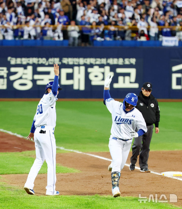 [대구=뉴시스] 전신 기자 = 25일 대구 수성구 대구삼성라이온즈파크에서 열린 2024 KBO 포스트시즌 한국시리즈 3차전 KIA 타이거즈와 삼성 라이온즈의 경기에서 5회말 1사 삼성 김영웅이 솔로 홈런을 친 뒤 박찬도 코치와 하이파이브를 하고 있다. 2024.10.25. photo1006@newsis.com