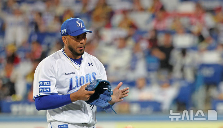 [대구=뉴시스] 김금보 기자 = 25일 대구 수성구 대구삼성라이온즈파크에서 열린 2024 KBO 포스트시즌 한국시리즈 3차전 KIA 타이거즈와 삼성 라이온즈의 경기, 5회초 2사 1,2루 삼성 선발 레예스가 이닝을 마치고 김헌곤의 호수비에 기뻐하고 있다. 2024.10.25. kgb@newsis.com