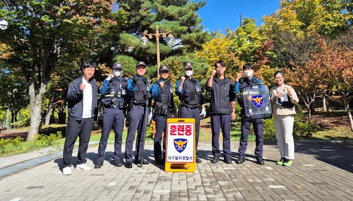 [대구=뉴시스] 대구 달서경찰서는 교제폭력 상황을 설정하고 지역 경찰 역량 강화를 위한 모의훈련(FTX)을 실시했다. (사진=대구 달서경찰서 제공) 2024.10.27. photo@newsis.com  *재판매 및 DB 금지