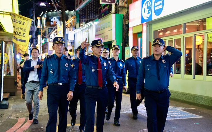 [부산=뉴시스] 김수환(가운데) 부산경찰청장이 핼러윈 데이를 앞둔 26일 오후 부산 부산진구 서면 일대를 찾아 안전사고 위험요인을 점검하고 있다. *재판매 및 DB 금지