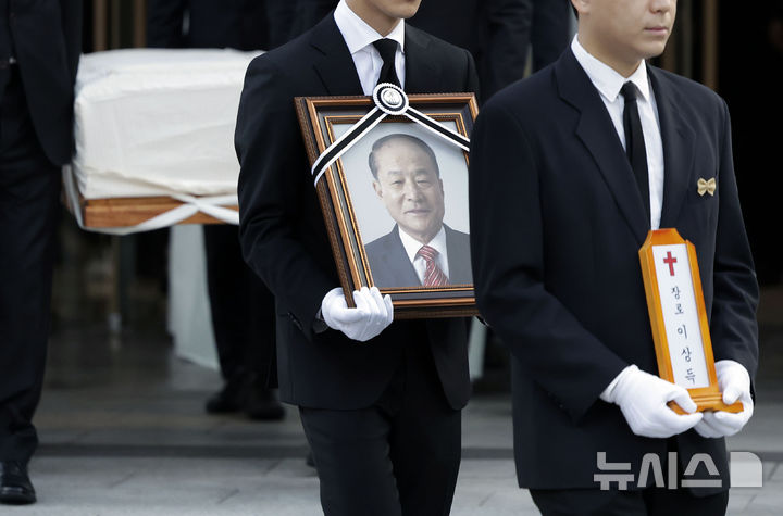 [서울=뉴시스] 최동준 기자 = 26일 서울 강남구 소망교회에서 고 이상득 전 국회부의장의 발인식이 엄수되고 있다. 2024.10.26. photocdj@newsis.com