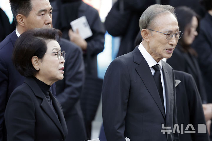 [서울=뉴시스] 최동준 기자 = 이명박 전 대통령과 부인 김윤옥 여사가 26일 서울 강남구 소망교회에서 엄수된 고 이상득 전 국회부의장의 발인식에 참석해 있다. 2024.10.26. photocdj@newsis.com