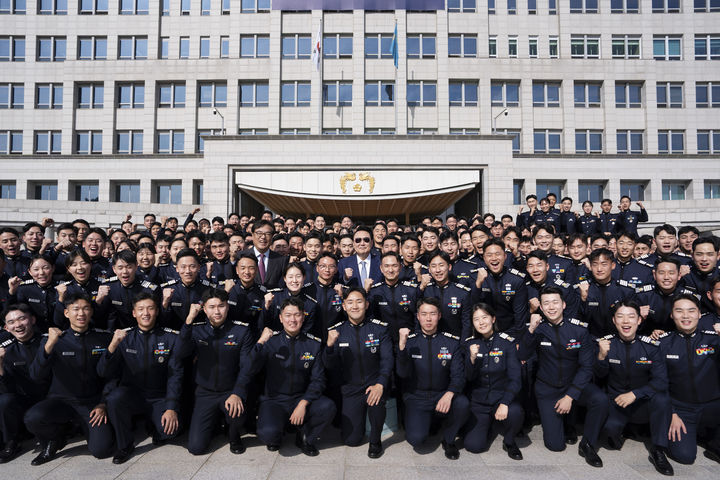 [서울=뉴시스] 최진석 기자 = 윤석열 대통령이 25일 서울 용산 대통령실에 견학 온 공군사관학교 생도들을 깜짝 방문해 기념촬영하고 있다. (사진=대통령실 제공) 2024.10.26. photo@newsis.com