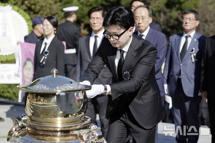 [서울=뉴시스] 최동준 기자 = 한동훈 국민의힘 대표가 26일 서울 동작구 국립현충원 박정희 전 대통령 묘역에서 열린 45주기 추도식에 참석해 분향하고 있다. 2024.10.26. photocdj@newsis.com