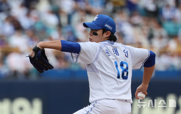 [대구=뉴시스] 김금보 기자 = 지난해 10월26일 대구 수성구 대구삼성라이온즈파크에서 열린 2024 KBO 포스트시즌 한국시리즈 4차전 KIA 타이거즈와 삼성 라이온즈의 경기, 1회초 삼성 원태인이 역투하고 있다. 2024.10.26. kgb@newsis.com