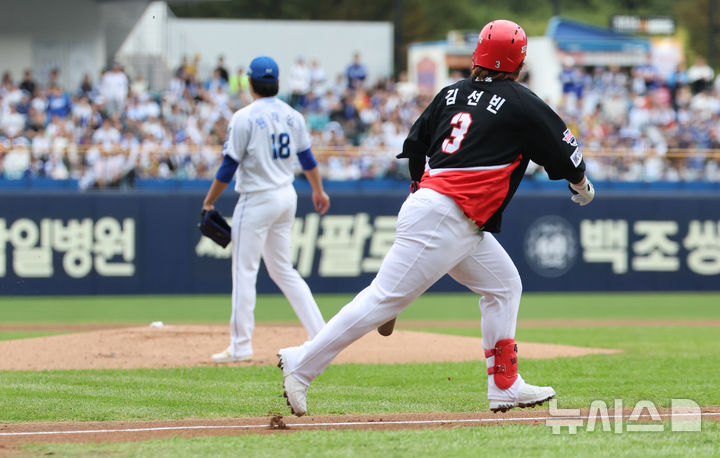 [대구=뉴시스] 김금보 기자 = 26일 대구 수성구 대구삼성라이온즈파크에서 열린 2024 KBO 포스트시즌 한국시리즈 4차전 KIA 타이거즈와 삼성 라이온즈의 경기, 1회초 무사 1루 KIA 김선빈이 삼성 선발 원태인과 10구 승부 끝에 2루타를 치고 출루하고 있다. 2024.10.26. kgb@newsis.com