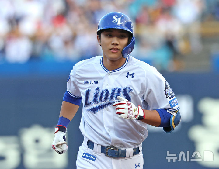 [대구=뉴시스] 김금보 기자 = 26일 대구 수성구 대구삼성라이온즈파크에서 열린 2024 KBO 포스트시즌 한국시리즈 4차전 KIA 타이거즈와 삼성 라이온즈의 경기, 5회말 삼성 선두타자 이재현이 솔로홈런을 치고 베이스를 돌고 있다. 2024.10.26. kgb@newsis.com