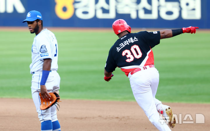 [대구=뉴시스] 전신 기자 = 26일 대구 수성구 대구삼성라이온즈파크에서 열린 2024 KBO 포스트시즌 한국시리즈 4차전 KIA 타이거즈와 삼성 라이온즈의 경기에서 6회초 1사 1루 KIA 소크라테스가 투런 홈런을 친 뒤 그라운드를 돌고 있다. 2024.10.26. photo1006@newsis.com