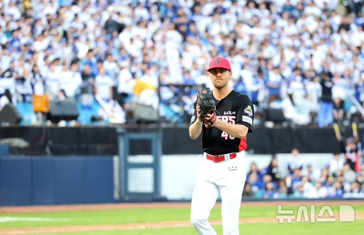 [대구=뉴시스] 이무열 기자 = 26일 대구 수성구 대구삼성라이온즈파크에서 열린 2024 KBO 포스트시즌 한국시리즈 4차전 KIA 타이거즈와 삼성 라이온즈의 경기, 6회말 2사 주자 2루 상황에서 KIA 선발투수 네일이 마운드를 내려오고 있다. 2024.10.26. lmy@newsis.com