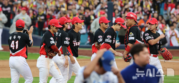 [대구=뉴시스] 김금보 기자 = 26일 대구 수성구 대구삼성라이온즈파크에서 열린 2024 KBO 포스트시즌 한국시리즈 4차전 KIA 타이거즈와 삼성 라이온즈의 경기, 9-2로 승리한 KIA 김태군과 선수들이 자축하고 있다. 2024.10.26. kgb@newsis.com