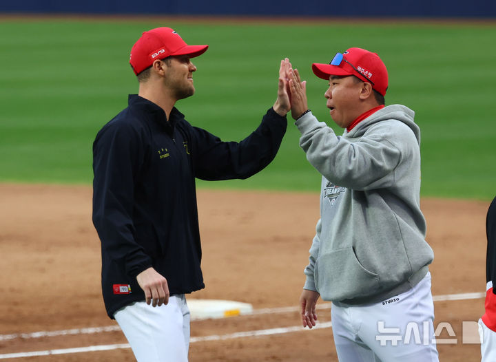 [대구=뉴시스] 전신 기자 = 26일 대구 수성구 대구삼성라이온즈파크에서 열린 2024 KBO 포스트시즌 한국시리즈 4차전 KIA 타이거즈와 삼성 라이온즈의 경기에서 9-2 승리한 KIA 이범호 감독과 네일이 하이파이브를 하고 있다. 2024.10.26. photo1006@newsis.com