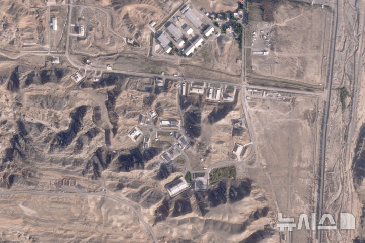 [테헤란( 이란)= AP/뉴시스] 외신에 따르면 이스라엘은 13일(현지 시간) 이란 테헤란을 공격했다. 사진은 지난 3월 이란의 수도 테헤란 일대의 이란군 기지가 이스라엘군의 공습으로 피해를 입은 플래닛 랩 PBC의 위성사진으로 테헤란 외곽 파르친 부대 일대의 폐허가 눈에 띠띈다. 2025.06.13. 