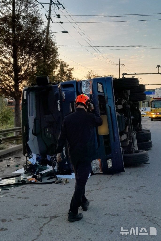 [인천=뉴시스] 지난 26일 오전 인천 서구 금곡동 한 교차로에서 LNG 운송 탱크로리가 전도됐다. (사진=인천소방본부 제공) 2024.10.27. photo@newsis.com