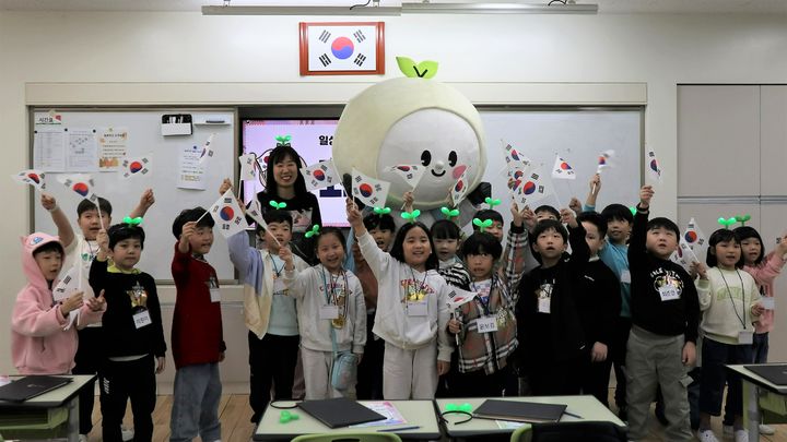 [대구=뉴시스] 강윤진 대구지방보훈청장이 대구 북구 학정초등학교 늘봄교실에서 일일교사 수업을 진행했다. (사진=대구지방보훈청 제공) 2024.10.27. photo@newsis.com *재판매 및 DB 금지