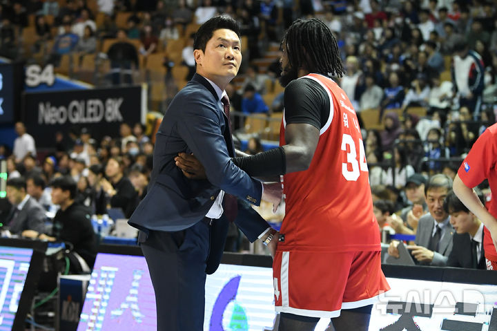 [서울=뉴시스]프로농구 SK, 삼성에 역전승. (사진=KBL 제공)