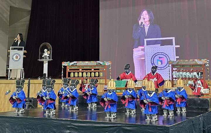 [고창=뉴시스] 지난 25일 고창군립체육관에서 '2024 고창 미래교실 체험 대축제' 개막식, 로봇들의 종묘제례악 공연이 펼쳐지고 있다. *재판매 및 DB 금지