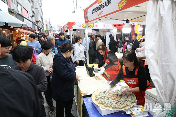 [원주=뉴시스] 이덕화 기자 = '2024 원주만두축제' 마지막 날인 27일 강원 원주시 중앙동 전통시장과 문화의거리, 지하상가 일대가 축제를 찾은 방문객들로 인산인해를 이루고 있다. 2024.10.27. wonder8768@newsis.com