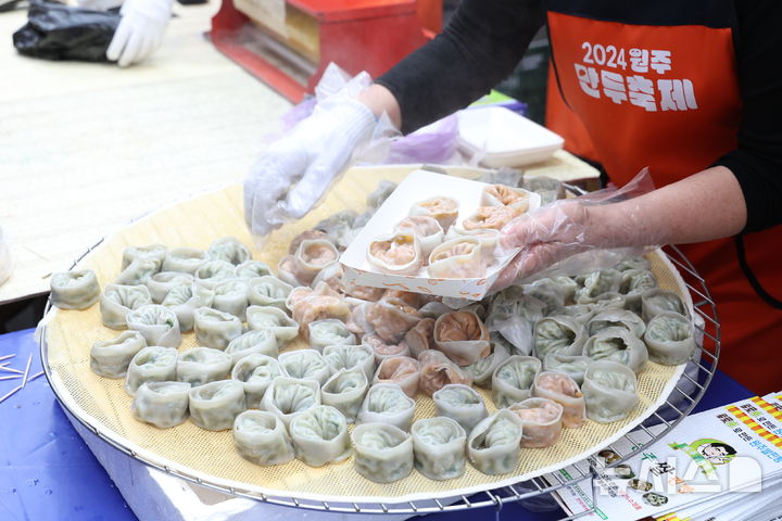 [원주=뉴시스] 이덕화 기자 = '2024 원주만두축제' 마지막 날인 27일 강원 원주시 중앙동 전통시장과 문화의거리, 지하상가 일대가 축제를 찾은 방문객들로 인산인해를 이루고 있는 가운데 갓 쪄낸 만두가 모락모락 김을 내며 방문객들의 걸음을 멈추게 하고 있다. 2024.10.27. wonder8768@newsis.com