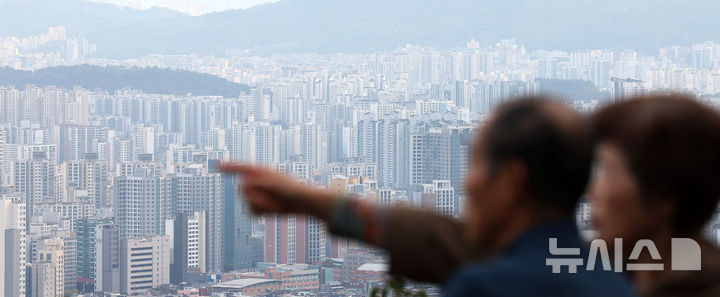 [서울=뉴시스] 홍효식 기자 = 27일 서울 용산구 남산에서 바라본 서울 아파트 모습. 2024.10.27. yesphoto@newsis.com