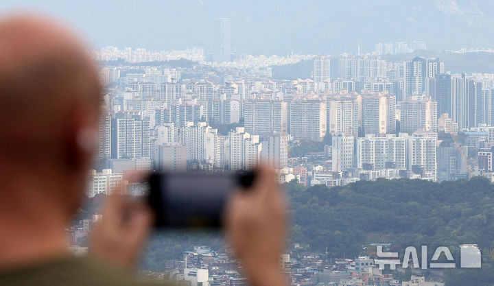 [서울=뉴시스] 홍효식 기자 = 서울 아파트값이 31주 연속 상승했으나 대출 규제 여파로 상승폭은 축소됐다. 한국부동산원이 발표한 '10월 셋째 주 주간 아파트 가격 동향'에 따르면 서울 아파트값은 0.09% 오르며 지난주(0.11%) 대비 상승폭이 꺾였다.  또한 올해 3분기 전국 땅값이 0.59% 오른 가운데 서울 강남구의 땅값은 1.45% 올라 전국에서 가장 큰 상승 폭을 보였다. 국토교통부가 발표한 '3분기 전국 지가변동률 및 토지거래량'을 보면 올해 3분기 전국 땅값은 0.59% 상승해 전 분기보다 상승폭이 0.04%포인트 커졌다. 전국 250개 시군구 가운데 서울 강남구 땅값 상승률이 1.45%로 가장 높았고 이어 경기 성남 수정구, 용인 처인구가 뒤를 이었다.  27일 서울 용산구 남산에서 바라본 서울 아파트 모습. 2024.10.27. yesphoto@newsis.com