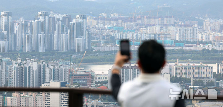 [서울=뉴시스] 홍효식 기자 = 서울 아파트값이 31주 연속 상승했으나 대출 규제 여파로 상승폭은 축소됐다. 한국부동산원이 발표한 '10월 셋째 주 주간 아파트 가격 동향'에 따르면 서울 아파트값은 0.09% 오르며 지난주(0.11%) 대비 상승폭이 꺾였다.  또한 올해 3분기 전국 땅값이 0.59% 오른 가운데 서울 강남구의 땅값은 1.45% 올라 전국에서 가장 큰 상승 폭을 보였다. 국토교통부가 발표한 '3분기 전국 지가변동률 및 토지거래량'을 보면 올해 3분기 전국 땅값은 0.59% 상승해 전 분기보다 상승폭이 0.04%포인트 커졌다. 전국 250개 시군구 가운데 서울 강남구 땅값 상승률이 1.45%로 가장 높았고 이어 경기 성남 수정구, 용인 처인구가 뒤를 이었다.  27일 서울 용산구 남산에서 바라본 서울 아파트 모습. 2024.10.27. yesphoto@newsis.com