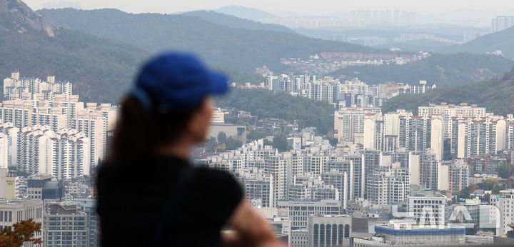 [서울=뉴시스] 홍효식 기자 = 서울 아파트값이 31주 연속 상승했으나 대출 규제 여파로 상승폭은 축소됐다. 한국부동산원이 발표한 '10월 셋째 주 주간 아파트 가격 동향'에 따르면 서울 아파트값은 0.09% 오르며 지난주(0.11%) 대비 상승폭이 꺾였다.  또한 올해 3분기 전국 땅값이 0.59% 오른 가운데 서울 강남구의 땅값은 1.45% 올라 전국에서 가장 큰 상승 폭을 보였다. 국토교통부가 발표한 '3분기 전국 지가변동률 및 토지거래량'을 보면 올해 3분기 전국 땅값은 0.59% 상승해 전 분기보다 상승폭이 0.04%포인트 커졌다. 전국 250개 시군구 가운데 서울 강남구 땅값 상승률이 1.45%로 가장 높았고 이어 경기 성남 수정구, 용인 처인구가 뒤를 이었다.  27일 서울 용산구 남산에서 바라본 서울 아파트 모습. 2024.10.27. yesphoto@newsis.com