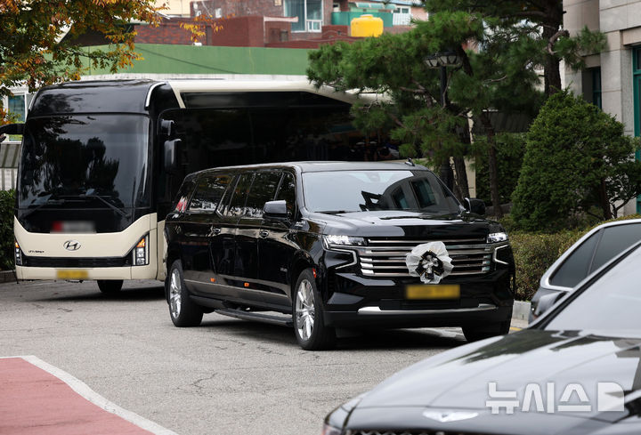 [서울=뉴시스] 홍효식 기자 = 27일 오전 서울 성동구 한양대병원 장례식장에서 엄수된 배우 고(故) 김수미의 발인에서 운구차량이 이동하고 있다. 2024.10.27. yesphoto@newsis.com