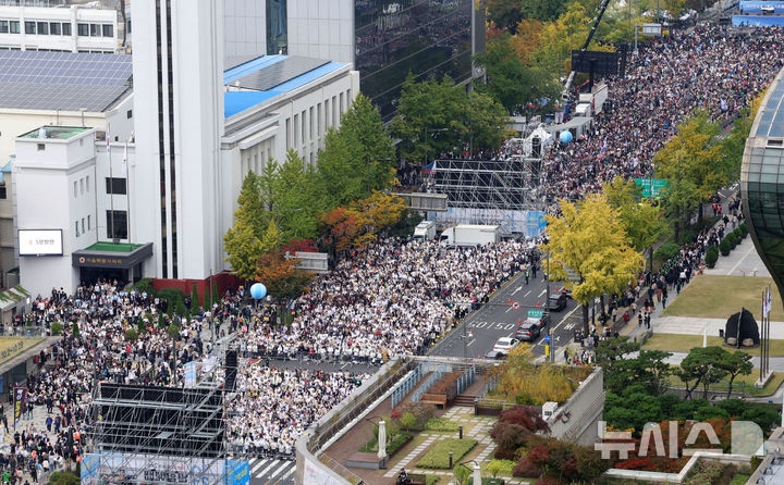 [서울=뉴시스] 홍효식 기자 = 27일 서울 세종대로에서 한국교회연합이 주최한 악법 저지를 위한 200만 연합예배 및 큰 기도회가 열리고 있다. 2024.10.27. yesphoto@newsis.com