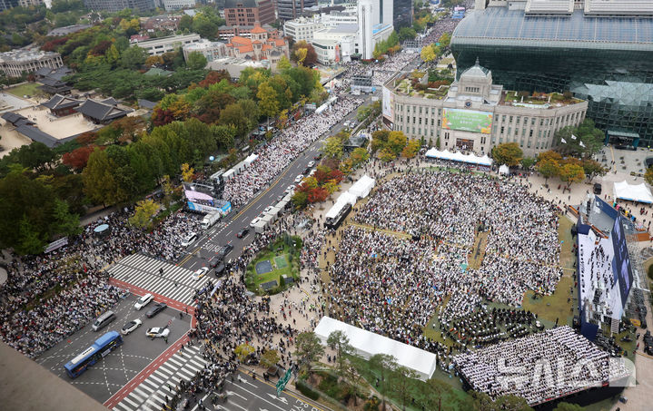 [서울=뉴시스] 홍효식 기자 = 27일 서울 세종대로에서 한국교회연합이 주최한 악법 저지를 위한 200만 연합예배 및 큰 기도회가 열리고 있다. 2024.10.27. yesphoto@newsis.com