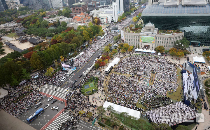 [서울=뉴시스] 홍효식 기자 = 27일 서울 세종대로에서 한국교회연합이 주최한 악법 저지를 위한 200만 연합예배 및 큰 기도회가 열리고 있다. 2024.10.27. yesphoto@newsis.com