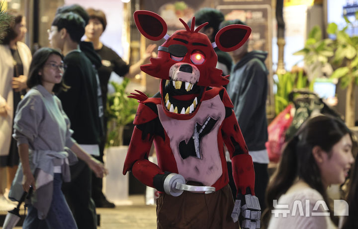 [서울=뉴시스] 김근수 기자 = 작년 핼러윈 데이를 나흘 앞둔 10월27일 오후 서울 마포구 홍대입구역 인근 거리가 핼러윈을 즐기는 시민들로 붐비고 있는 모습. 2024.10.27. ks@newsis.com