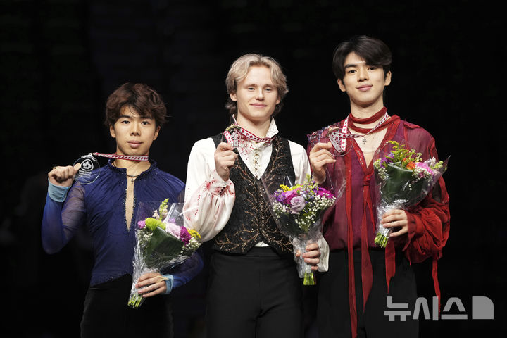 [핼리팩스=AP/뉴시스] 차준환(오른쪽)이 27일(현지시각) 캐나다 노바스코샤주 핼리팩스에서 열린 2024-25 국제빙상경기연맹(ISU) 피겨스케이팅 시니어 그랑프리 2차 대회에서 3위를 차지, 동메달을 들고 포즈를 취하고 있다. 차준환은 쇼트프로그램(88.38점)과 프리스케이팅(171.93점) 합계 260.31점으로 동메달을 따냈다. 1, 2위는 각각 일리야 말리닌(미국, 301.82점)과 사토 슌(일본, 261.16점)이 차지했다. 2024.10.28.