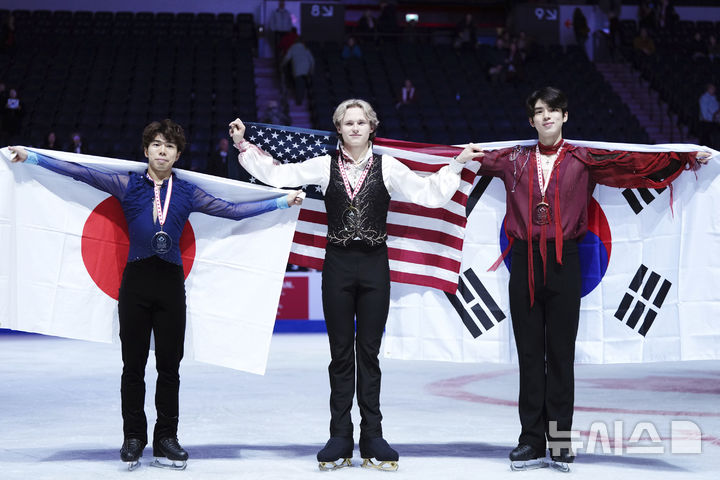 [핼리팩스=AP/뉴시스] 차준환(오른쪽)이 27일(현지시각) 캐나다 노바스코샤주 핼리팩스에서 열린 2024-25 국제빙상경기연맹(ISU) 피겨스케이팅 시니어 그랑프리 2차 대회에서 3위를 차지, 동메달을 목에 걸고 포즈를 취하고 있다. 차준환은 쇼트프로그램(88.38점)과 프리스케이팅(171.93점) 합계 260.31점으로 동메달을 따냈다. 1, 2위는 각각 일리야 말리닌(미국, 301.82점)과 사토 슌(일본, 261.16점)이 차지했다. 2024.10.28.