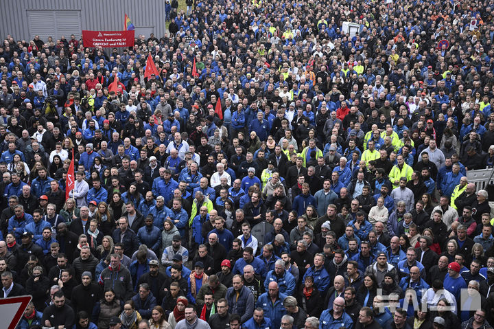 [AP/뉴시스] 28일 독일 폭스바겐 근로자들이 독일 내 핵심 공장과 회사 본부가 위치한 볼프스부르크에서 근로자이사회 대표로부터 사측 방침을 전달받고 있다. 