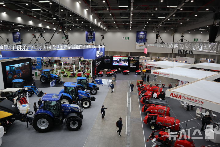 [세종=뉴시스]농림축산식품부는 오는 30일부터 다음달 2일까지 대구광역시 엑스코(EXCO)에서 '2024년 대한민국 국제농기계자재박람회'를 개최한다. 사진은 2022년 박람회의 모습.(사진=농식품부 제공)