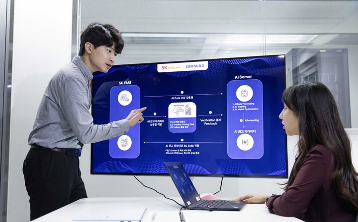 [서울=뉴시스] SK텔레콤이 무선망을 고도화를 위해 삼성전자와 인공지능(AI) 기반 5G 기지국 품질 최적화 기술(AI-RAN Parameter Recommender)을 상용망에 적용했다. (사진=SKT 제공) *재판매 및 DB 금지
