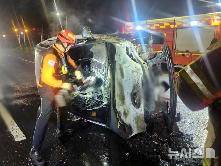 [제주=뉴시스] 28일 오전 제주시 조천읍 한 도로에서 차량 화재가 발생해 소방당국이 진화에 나서고 있다. (사진=제주소방안전본부 제공) 2024.10.28. photo@newsis.com