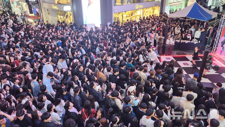 [광주=뉴시스] 박기웅 기자 = 지난 26일 오후 광주 동구 충장로우체국 앞에서 열린 '충장상권 르네상스 라온페스타' 행사장에 수많은 인파가 몰려있다. 이날 (사진 = 독자 제공) 2024.10.28. photo@newsis.com