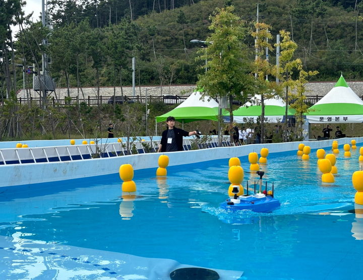 [부산=뉴시스] 동아대학교는 조선해양공학과 학생들이 '제5회 자율운항보트경진대회'(KABOAT 2024)에서 해양수산부 장관상 등 총 12개 상을 휩쓸었다고 28일 밝혔다. (사진=동아대 제공) *재판매 및 DB 금지