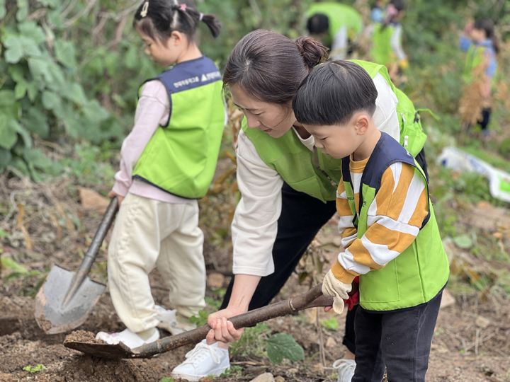 [서울=뉴시스] 현대엔지니어링 임직원 및 임직원 가족이 지난 19일 서울 상암동 노을공원에서 생태숲 가꾸기 봉사활동을 진행하는 모습. 2024.10.28. (사진=현대엔지니어링 제공) photo@newsis.com *재판매 및 DB 금지