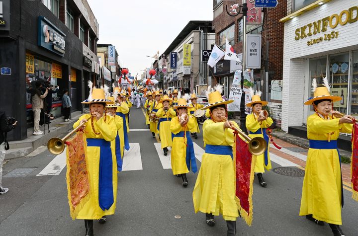 [창녕=뉴시스] 안지율 기자 = 창녕천 일원에서 펼쳐진 제38회 비사벌문화제가 열리고 있다. (사진=창녕군 제공) 2024.10.28. photo@newsis.com *재판매 및 DB 금지