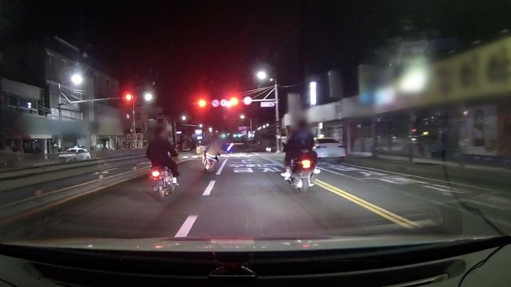 [창원=뉴시스] 강경국 기자 = 지난 9월4일 오후 경남 창원시 마산합포구 진동면 일대에서 번호판이 없이 도로를 폭주하는 오토바이. (사진=경남경찰청 제공). 2024.10.28. photo@newsis.com *재판매 및 DB 금지