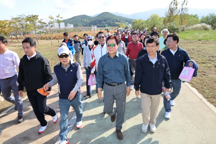 [양산=뉴시스] 안지율 기자 = 제1회 낙동강 물결따라 건강걷기대회가 열리고 있다. (사진=양산시 제공). 2024.10.28. photo@newsis.com *재판매 및 DB 금지